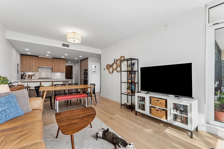 403 2780 Valley Centre Avenue North Vancouver, BC - 5