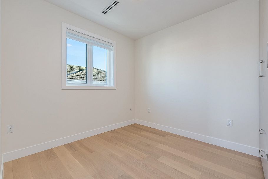 1 2945 E 44th Avenue Vancouver, BC - 25