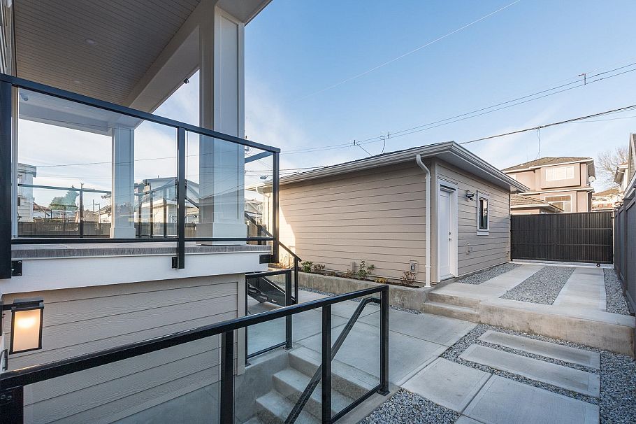 1 2945 E 44th Avenue Vancouver, BC - 33