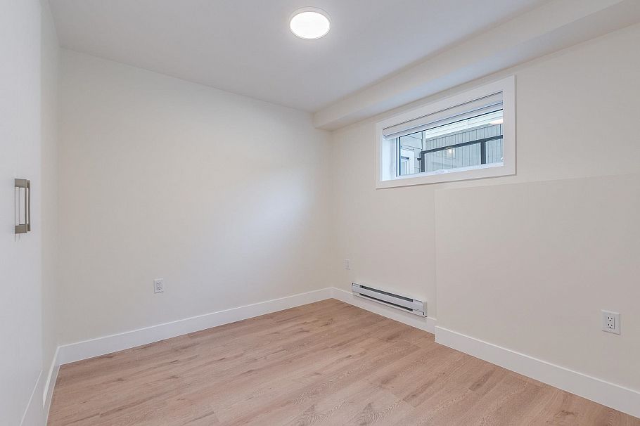 1 2945 E 44th Avenue Vancouver, BC - 30