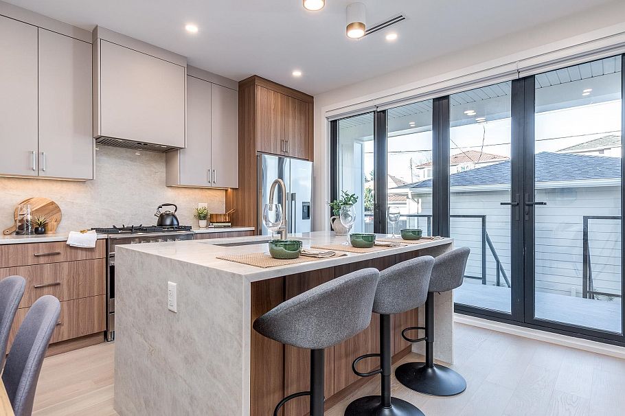 1 2945 E 44th Avenue Vancouver, BC - 12