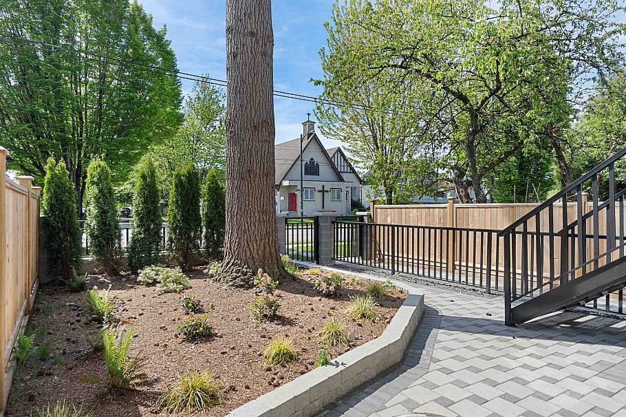 1 2447 E 41 Avenue Vancouver, BC - 20