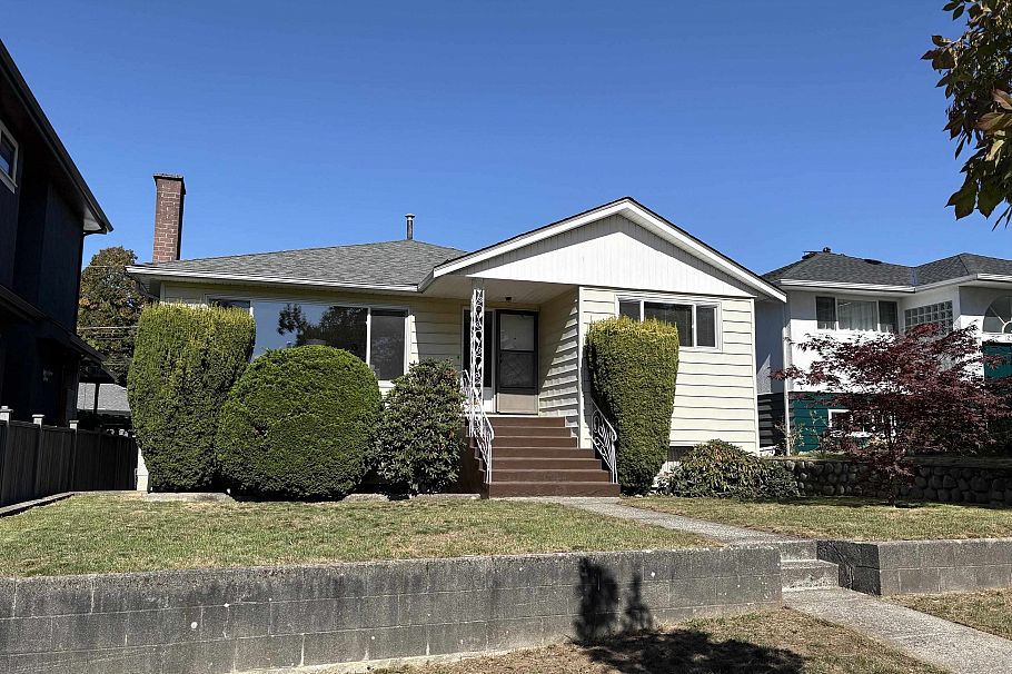 2717 Waverley Avenue Vancouver, BC - 1