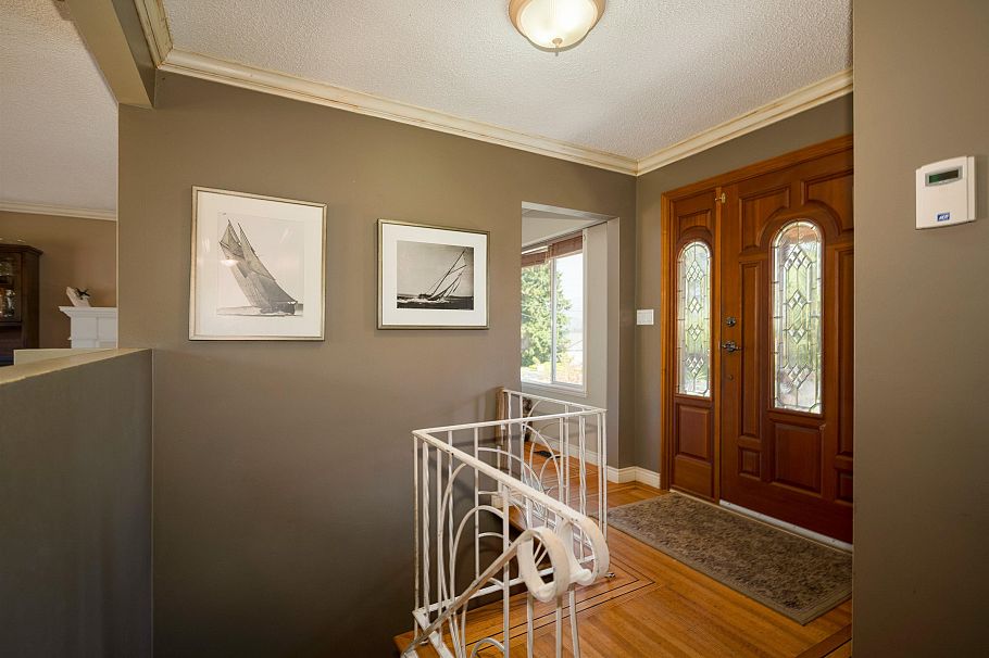 893 Friar Crescent North Vancouver, BC - 3