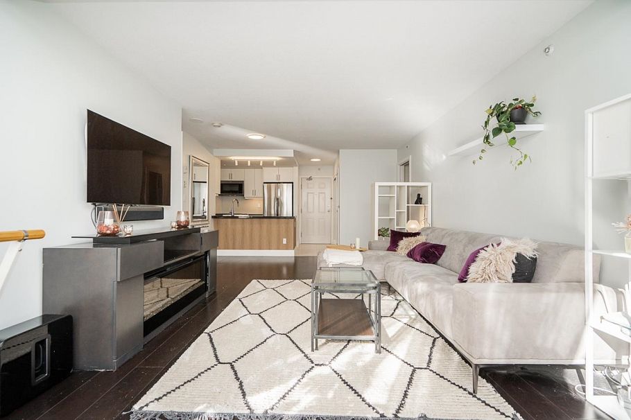 403 811 Helmcken Street Vancouver, BC - 2