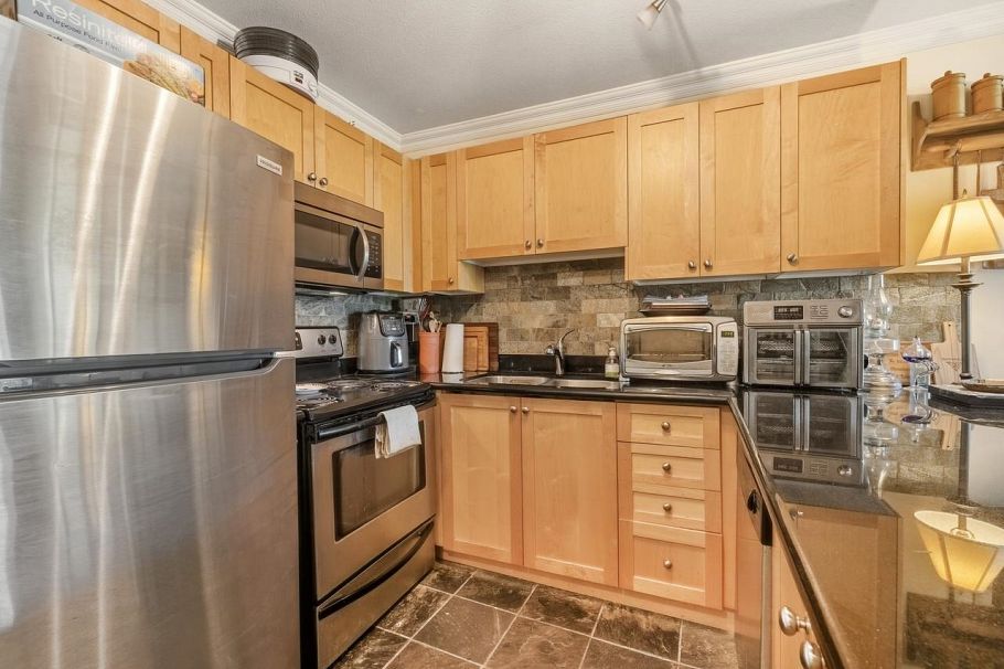 409 1550 Barclay Street Vancouver, BC - 4