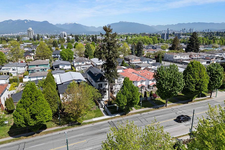 1 2447 E 41 Avenue Vancouver, BC - 21