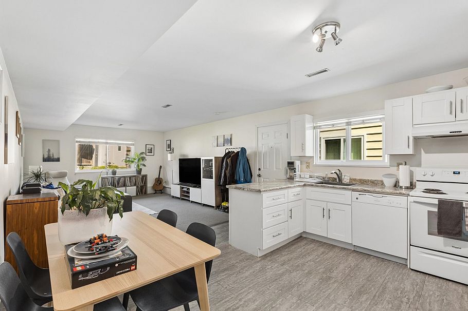 1678 Dempsey Road North Vancouver, BC - 22