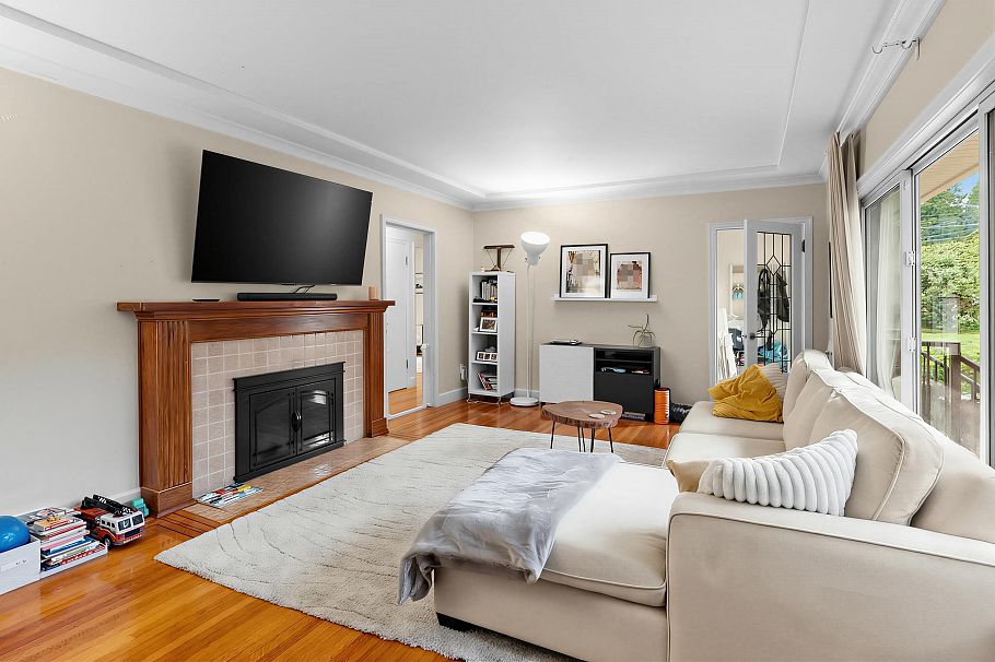 1095 E 29th Street North Vancouver, BC - 4