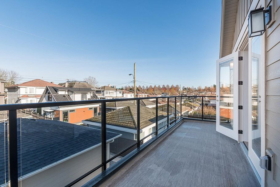 1 2945 E 44th Avenue Vancouver, BC - 21