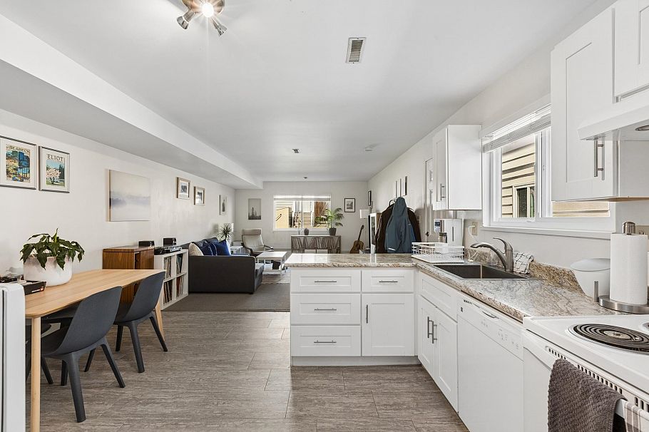 1678 Dempsey Road North Vancouver, BC - 21