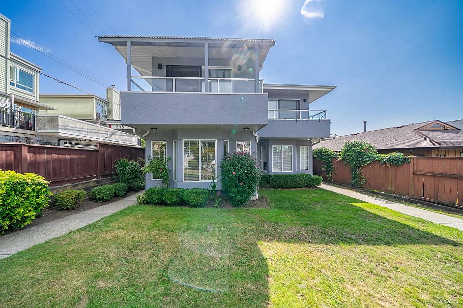 215 W 18th Street North Vancouver, BC - 1
