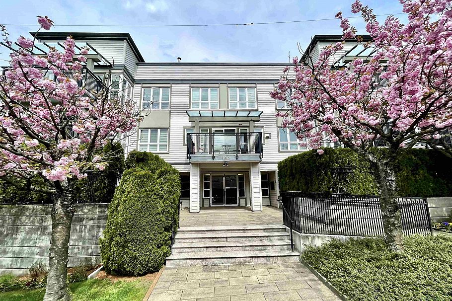 403 106 W Kings Road North Vancouver, BC - 1
