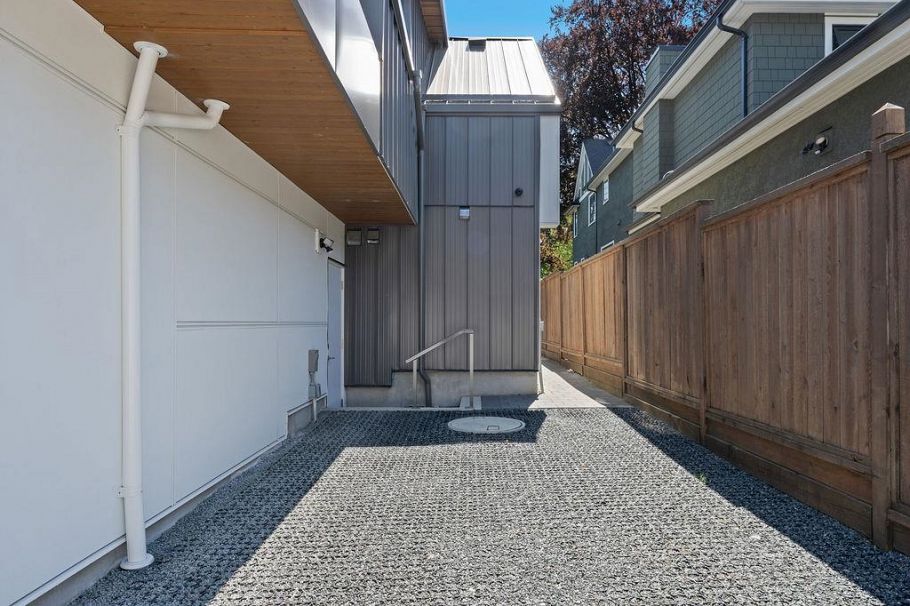 1145 W 33rd Avenue Vancouver, BC - 33