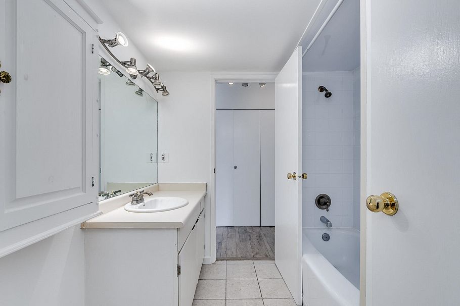 212 3275 Mountain Highway North Vancouver, BC - 20