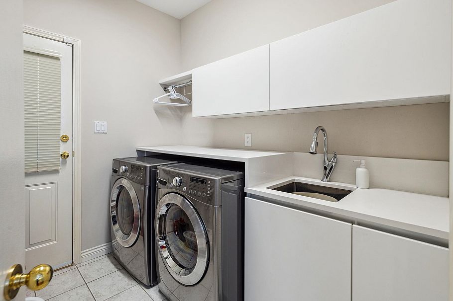 3823 Michener Way North Vancouver, BC - 38
