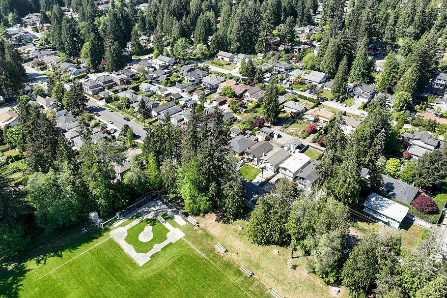 1678 Dempsey Road North Vancouver, BC - 38