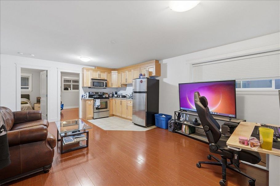 1152 Wellington Drive North Vancouver, BC - 35