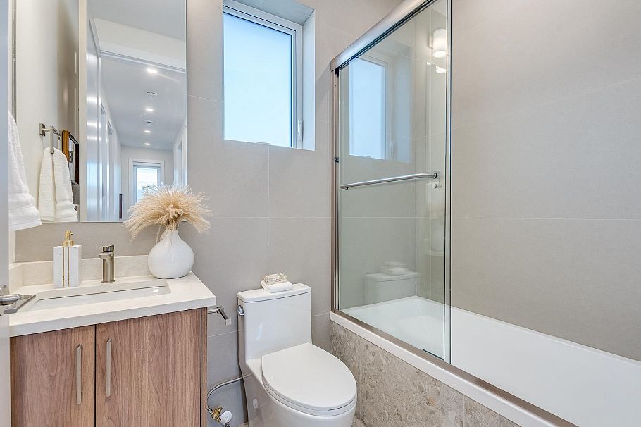 1 2945 E 44th Avenue Vancouver, BC - 22