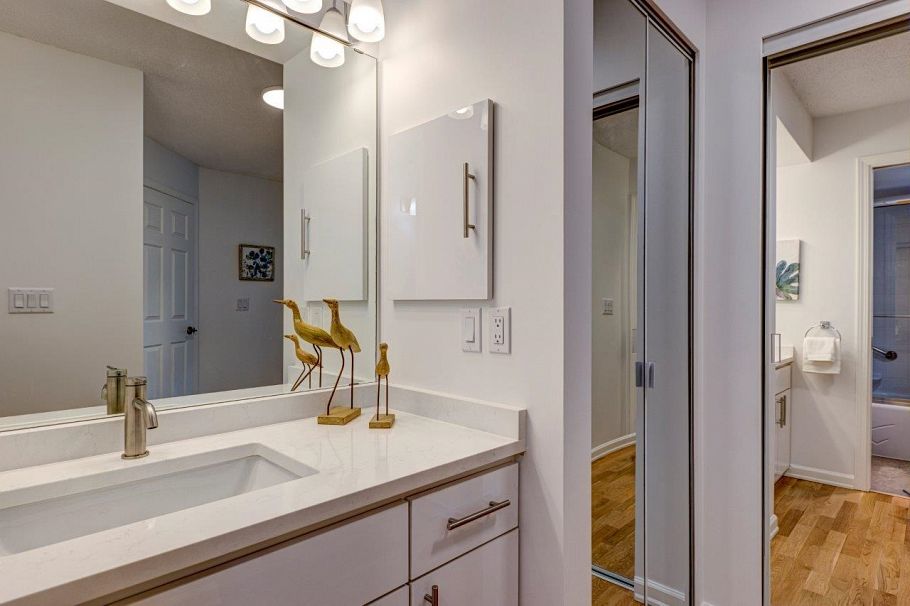 201 2800 Chesterfield Avenue North Vancouver, BC - 24