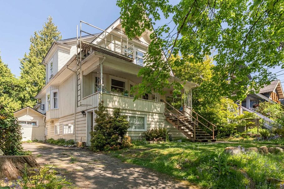 2483 W 6th Avenue Vancouver, BC - 1
