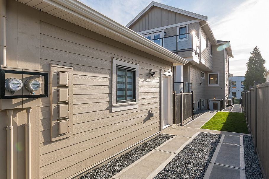 1 2943 E 44th Avenue Vancouver, BC - 32