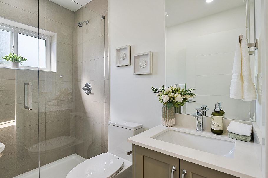 1 2447 E 41 Avenue Vancouver, BC - 12
