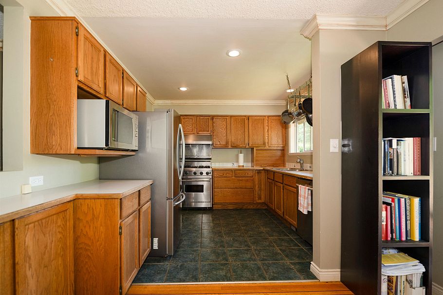 893 Friar Crescent North Vancouver, BC - 12