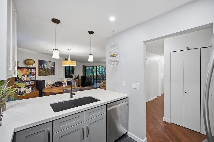 202 3187 Mountain Highway North Vancouver, BC - 3