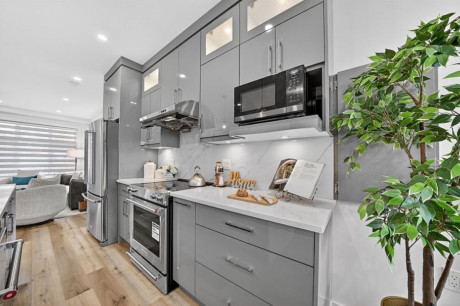514 W 60th Avenue Vancouver, BC - 9