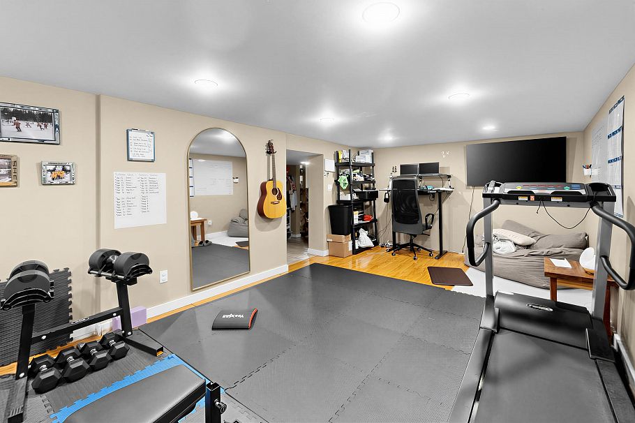 1095 E 29th Street North Vancouver, BC - 16