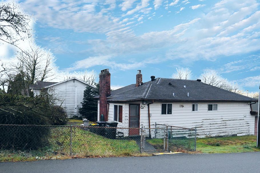 855 Macdonald Avenue Burnaby, BC - 2