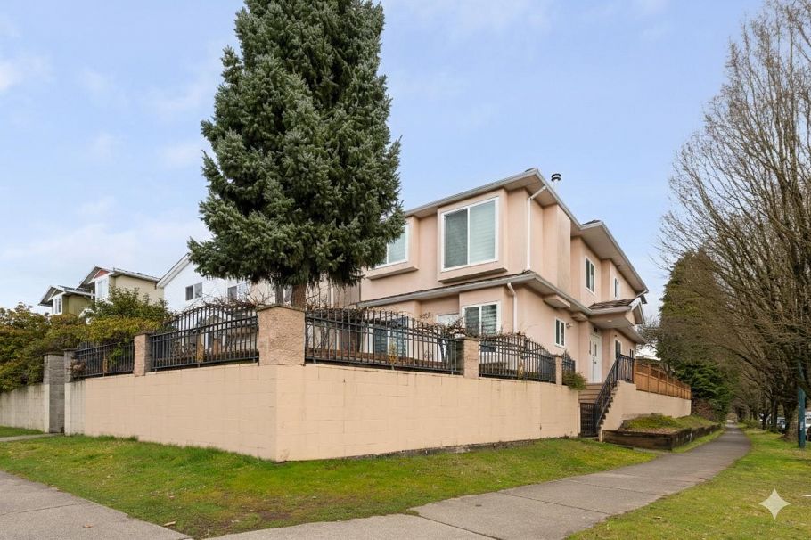2423 E 4th Avenue Vancouver, BC - 1