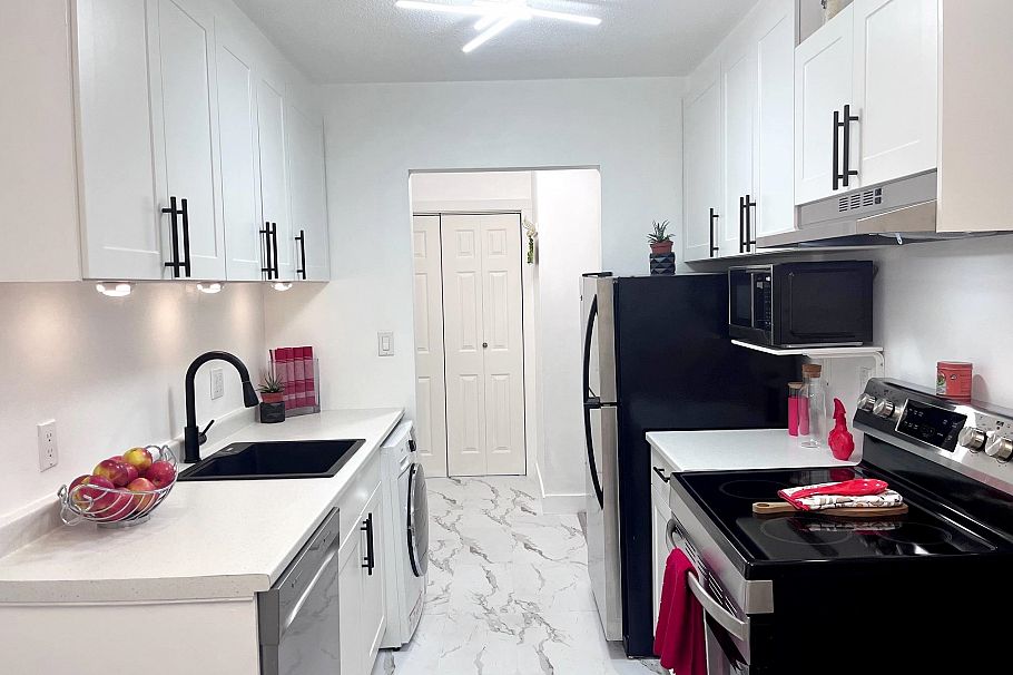 212 780 Premier Street North Vancouver, BC - 1
