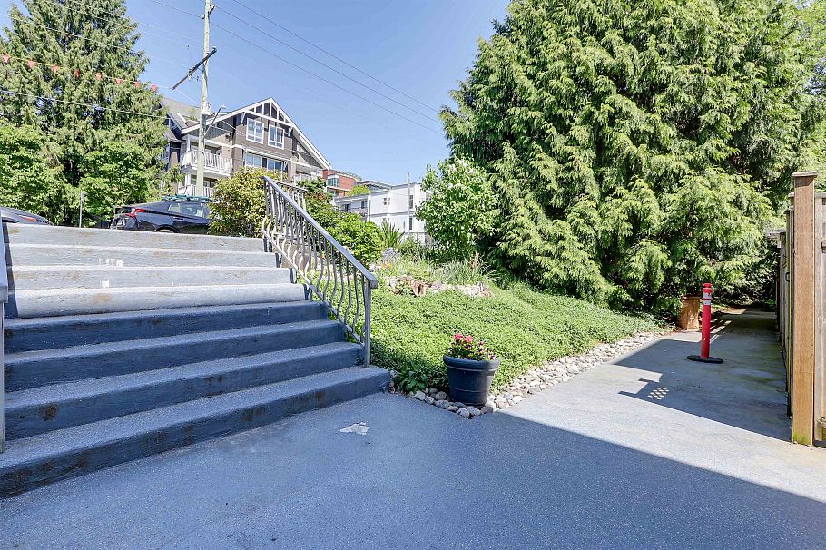 104 135 W 21st Street North Vancouver, BC - 21