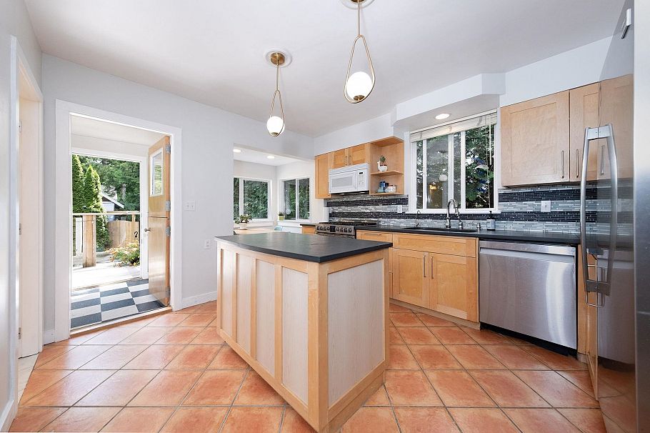 1075 Gladwin Drive North Vancouver, BC - 12