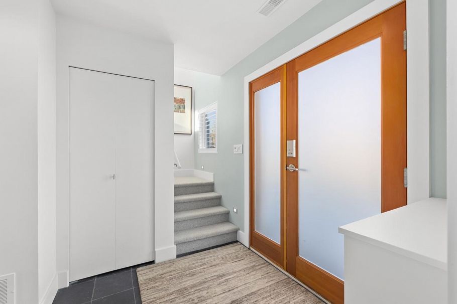 20 415 W Esplanade Avenue North Vancouver, BC - 26