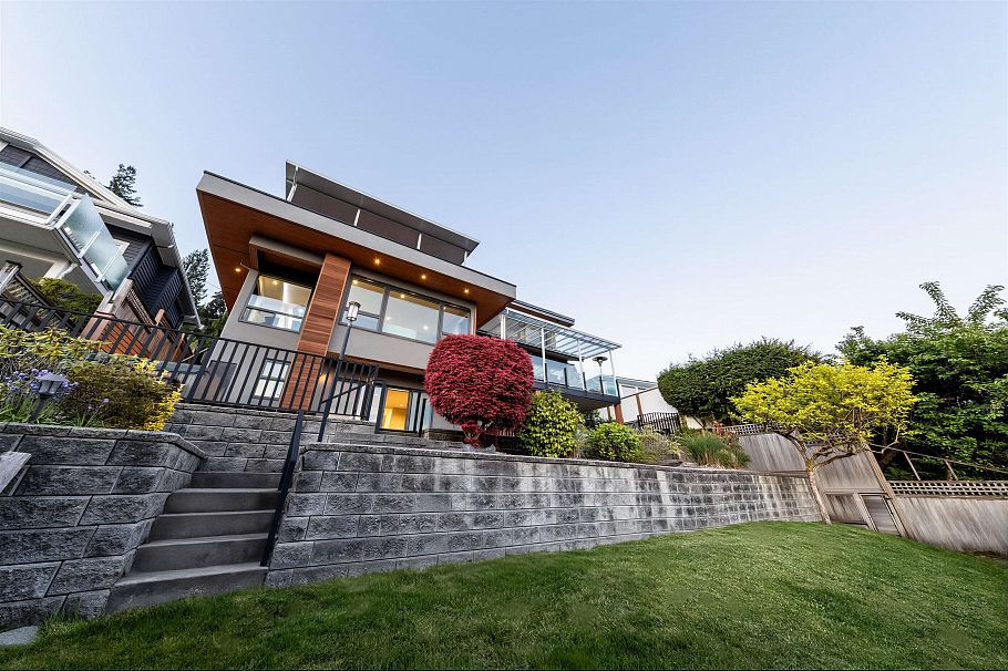383 Newdale Street North Vancouver, BC - 31