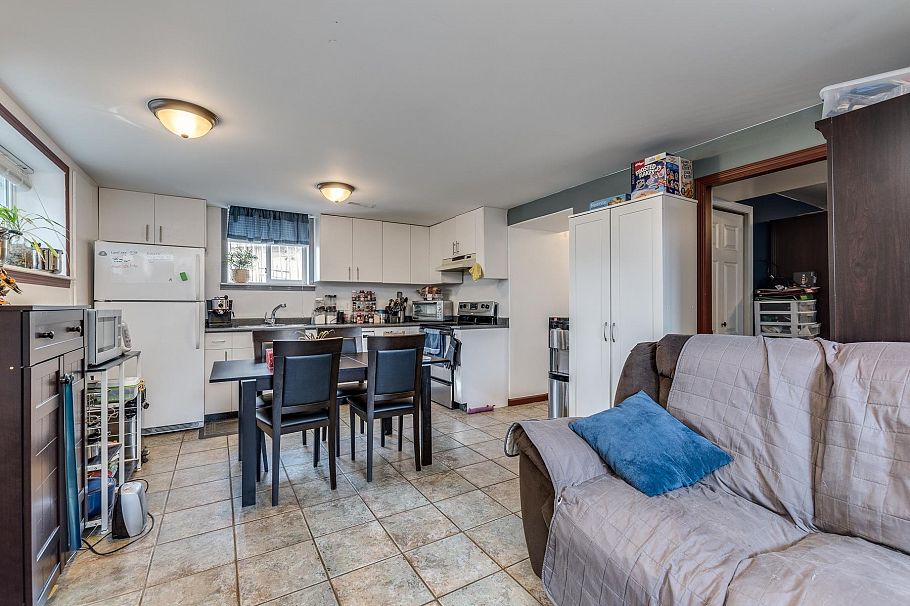 1276 Douglas Road Burnaby, BC - 17