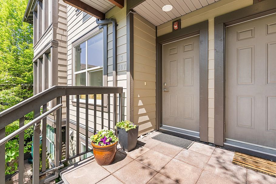 3 307 E 15th Street North Vancouver, BC - 3