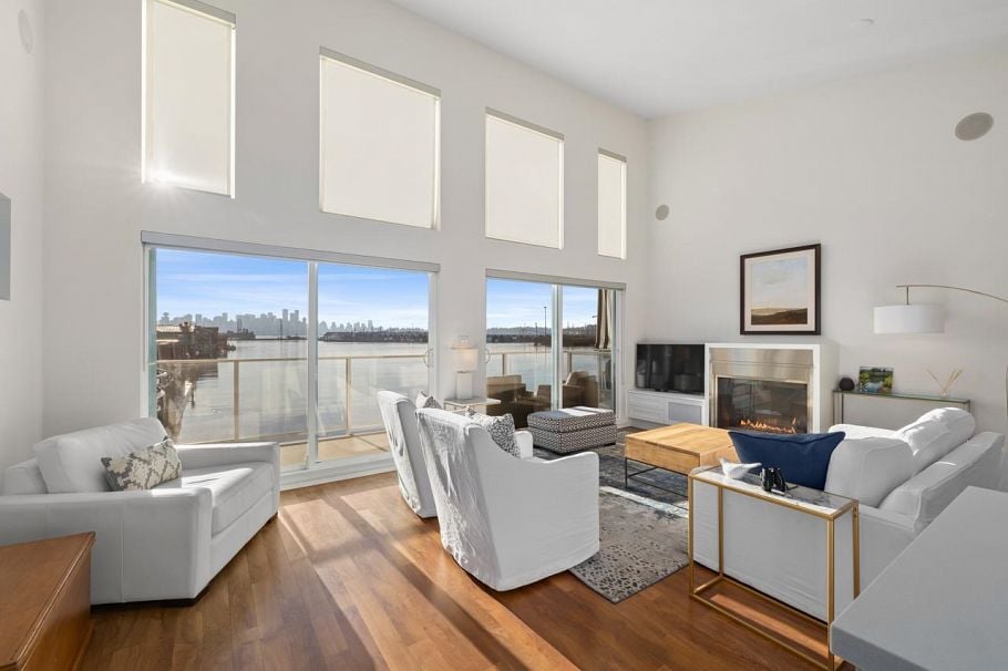 20 415 W Esplanade Avenue North Vancouver, BC - 1