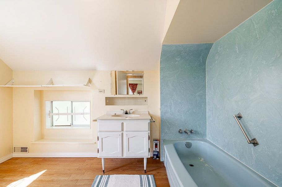 2720 W 24th Avenue Vancouver, BC - 24