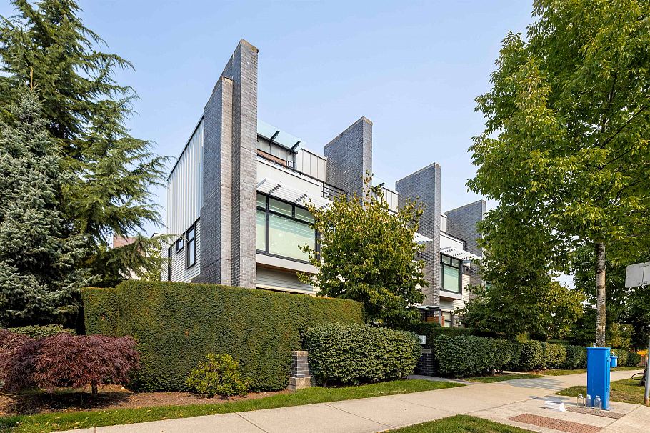 979 W 46th Avenue Vancouver, BC - 1