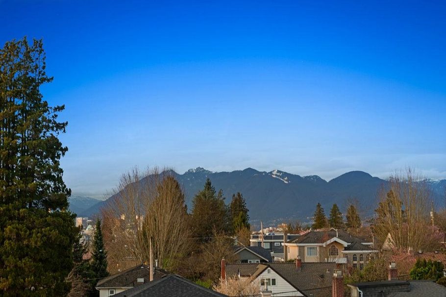 692 W 29th Avenue Vancouver, BC - 36