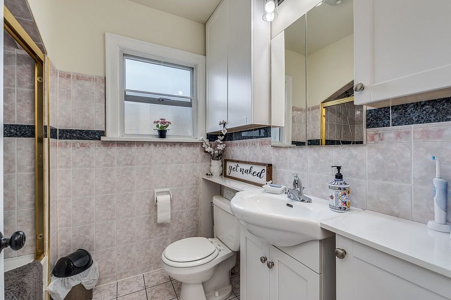 1276 Douglas Road Burnaby, BC - 7