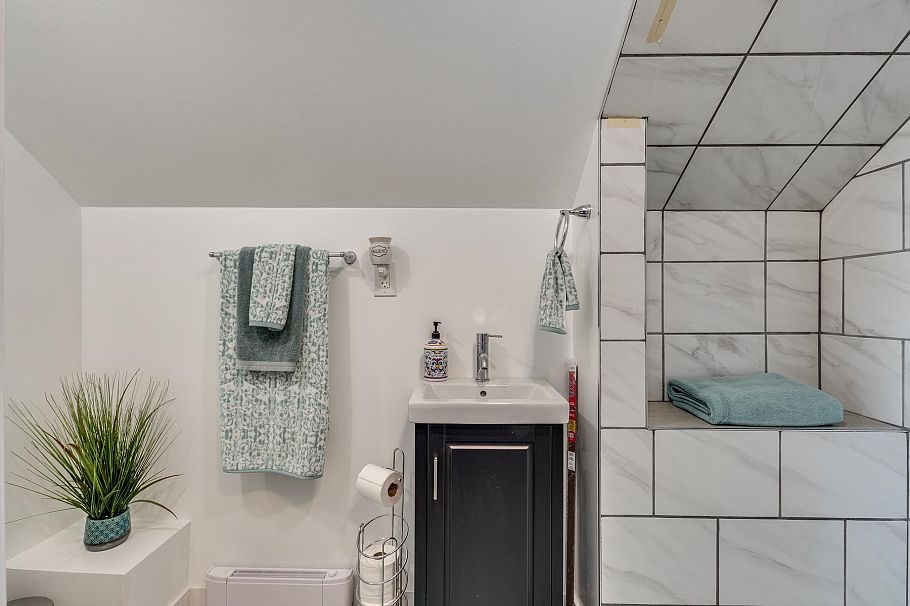 1276 Douglas Road Burnaby, BC - 14