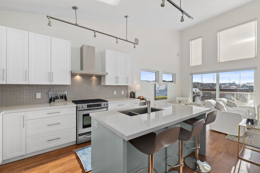 20 415 W Esplanade Avenue North Vancouver, BC - 4