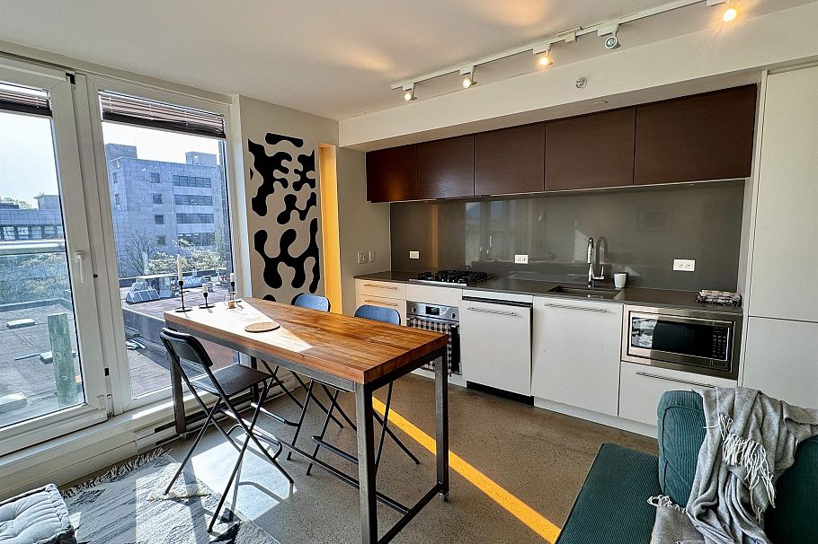 803 150 E Cordova Street Vancouver, BC - 3