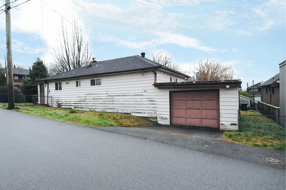 855 Macdonald Avenue Burnaby, BC - 3