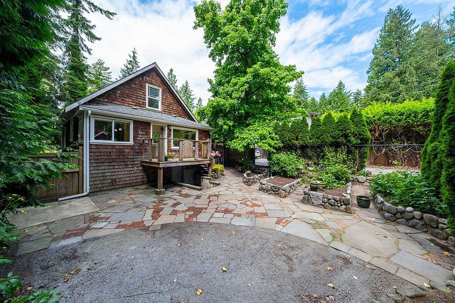 1075 Gladwin Drive North Vancouver, BC - 1
